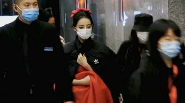 红衣美人令人心动，太绝了！ cr:9050了忘