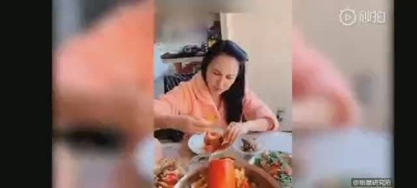 这次的爆料真的是让人不可思议，一家人吃着大龙虾……