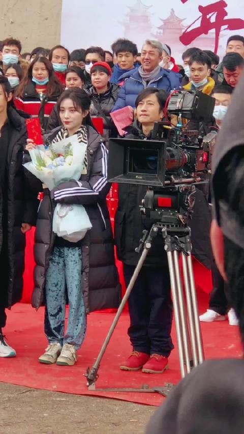 许佳琪个子挺高啊,快比导演还要高了!