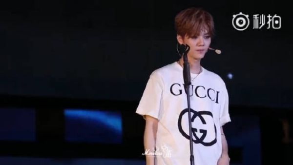 真的好爱鹿晗立麦唱歌，全开麦嗓音 撩人于无形！
