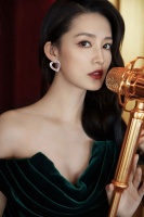 当红美女李沁穿墨绿色深V长裙！雪肤娇嫩性感撩人