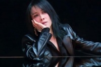 天后那英53岁身材好撩人！热裤长腿超魅惑，配黑丝难掩御姐气质