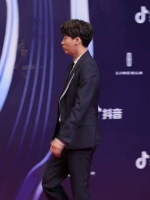 李易峰 红毯现场 可爱峰峰低头甜笑，向你走来