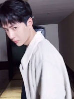 有没有人看到王一博被迫营业️的样子就很快乐？