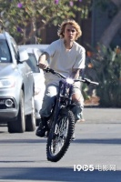 贾斯汀·比伯骑小车车出门 粉丝：乖乖戴好口罩！