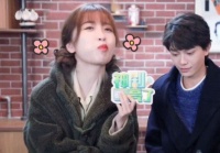 虞书欣采访时偷吃牛肉干 因怕被骂拉搭档一起吃