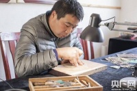西安航空基地非遗匠人杨新虎： 以刀代笔 书写皮影雕刻师的坚守