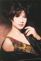 一代歌后甄妮近照曝光，淡出歌坛多年过着隐居生活，67岁长这样