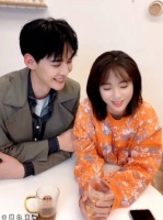 嗑到就赚到！！真的很难不嗑嘻嘻嘻 现在不在一个剧，但横店三条街嘛，走着走着就碰到了