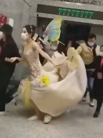 迪丽热巴这手势，这小碎步，小学生实锤