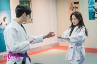 《女神降临》：车银优满身稻草坐拖拉机，灰头土脸难掩好心情