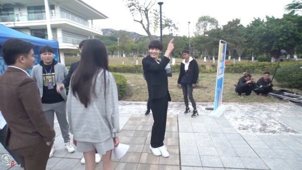 哈哈哈哈哈哈翟潇闻原来你从许志安就开始跳女团舞了