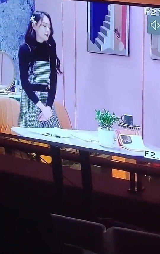 视频被释出，好像是哭着说的：我觉得我真的很普通……