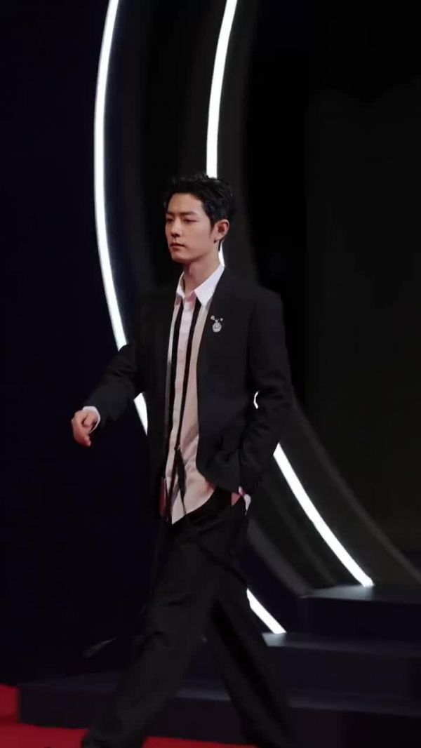 看肖战本尊吧,肖战走起来带风的气质爱了 ……