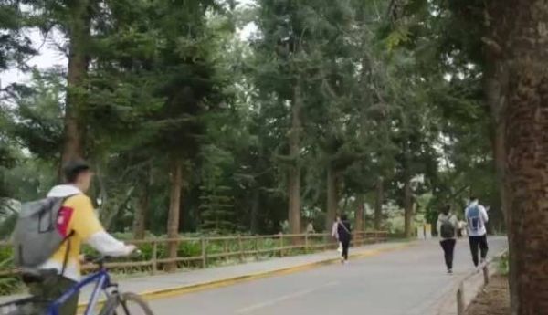 给戈壁送小龙虾的百丽听到他和陈墨涵的对话……