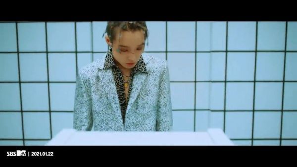 男团iKON成员BOBBY于22日公布了solo正规2辑《U MAD》预告视频……