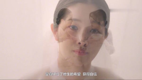 美女吸血鬼躲在家里几百年,却因为房租上涨要出去打工!奇幻电影