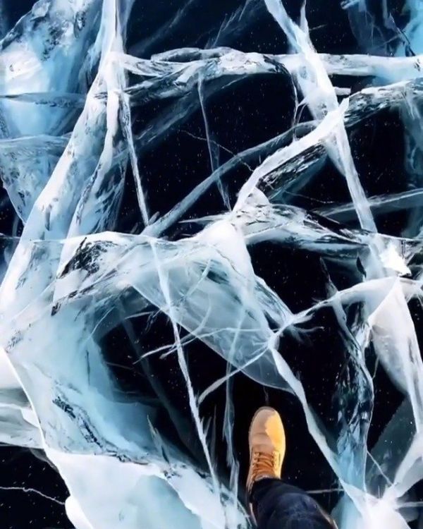 走在冰封的贝加尔湖面上…… ig：artemronin