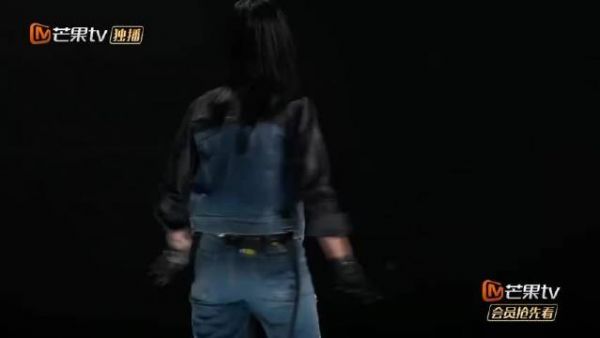 今日份的快乐源泉就是看那英上台跳舞……