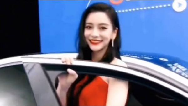今天晚上是红唇赔红裙的绝美女明星……