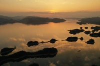 杭州：千岛湖绚丽晚霞 水天一色
