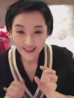 冻龄女神许晴晒照并发文:爱是一见钟晴……