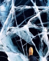 走在冰封的贝加尔湖面上…… ig：artemronin