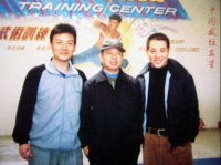 他是李连杰的大师兄，演黄飞鸿出名，48岁去世后两任妻子争家产