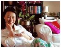 带你参观邬君梅的豪宅：客厅设计了个大落地窗，平时就能看海景了