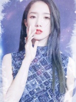 《天赐的声音》孟美岐舞台造型， 一袭孔雀绿钉珠公主纱裙……