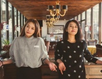 高圆圆近照太心机？巧遮缺陷41岁嫩成少女，和素人合影被认成路人