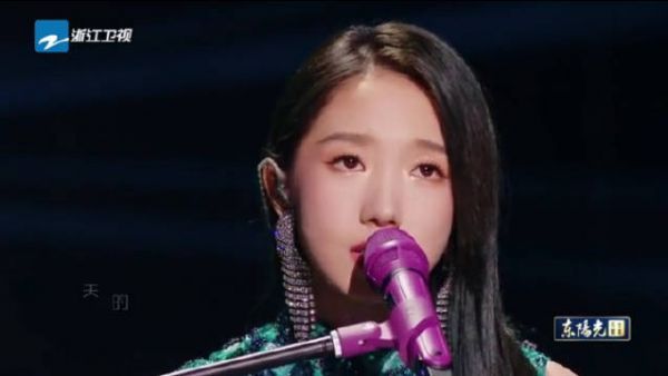 孟美岐在今晚《天赐的声音》上带来了惊艳的钢琴弹唱……