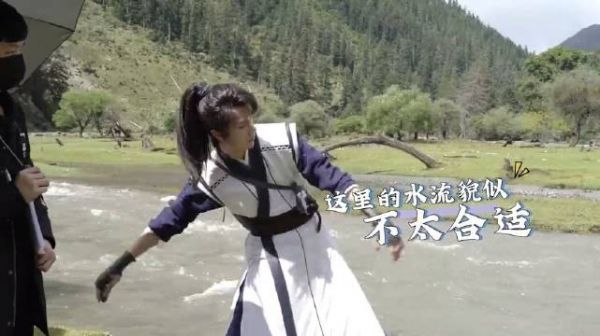 《有翡》花絮:山好水好,王一博在线教你打水漂