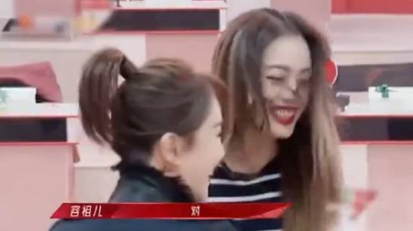 容祖儿在姐姐堆里蹦迪,整个人激动到模糊……