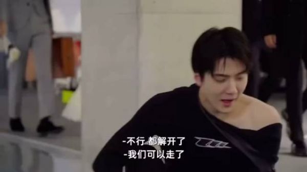 吴世勋这个露肩，感觉被帅到无法呼吸