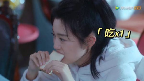 看侯佩杉干饭太有食欲了,大口大口地吃东西……