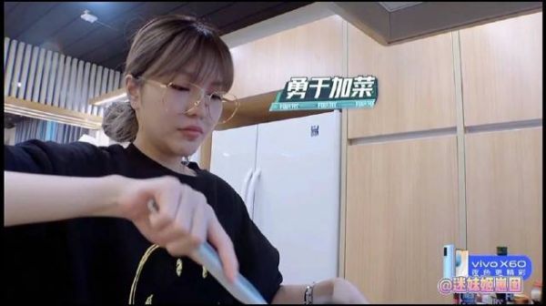 好友吴千语在直播里插刀周扬青，直言她不会做饭……