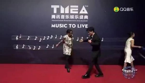 哈哈哈哈哈这是什么活久见啊！红毯也太好笑了吧！