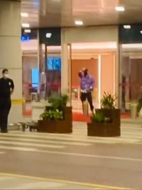 吴亦凡今晚深圳机场出发路透 一出来就和对面粉丝打招呼……