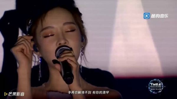 来听听今晚冯提莫演唱的《光》，没想到现场全开麦这么好听……