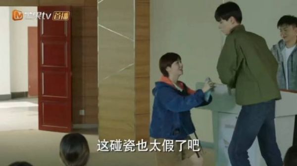 盛淮南在教室被暗恋他的女生故意泼水……