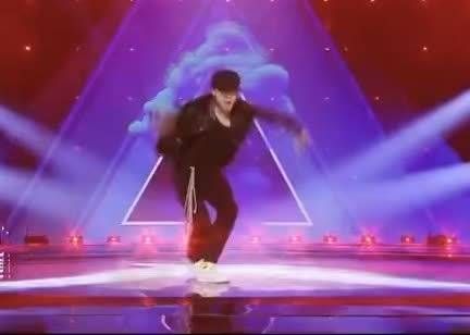 个人舞台是演绎EXO的《monster》……