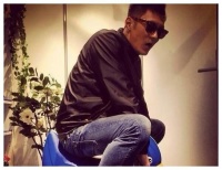 晒晒余文乐的豪宅：客厅装了面很大的落地窗，外面的夜景太美观了