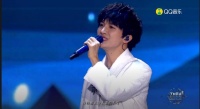 TMEA娱乐盛典：周深化身白马王子，口播+两首经典歌曲，让人入迷