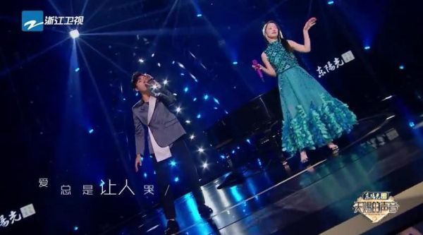 孟美岐和高嘉朗合作演唱歌曲《天黑黑》……