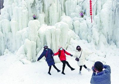    甘肃康乐县白桦林冰雪旅游项目吸引众多游客前来观赏游玩。新华社发