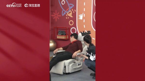 太欢乐！撒贝宁和薇娅轮番躺倒直播间