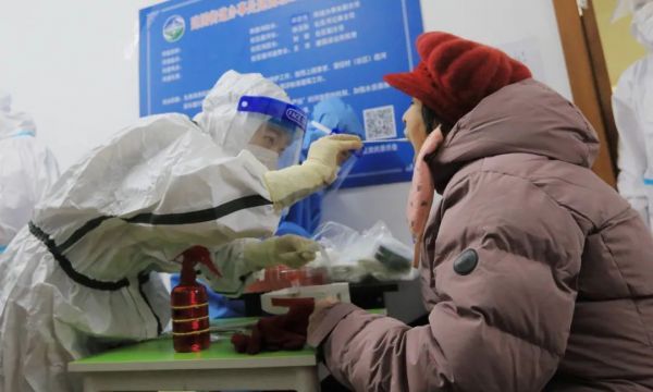 △22日，黑龙江省哈尔滨市，社区居民有序进行核酸检测。