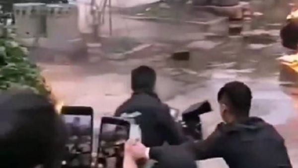 网传《阳光之下》片场拍摄片段，这么惊现刺激的镜头……