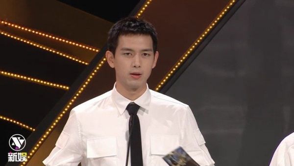 李现 颁奖 白色衬衫+领带的绅士GUN神就是最帅的！ 